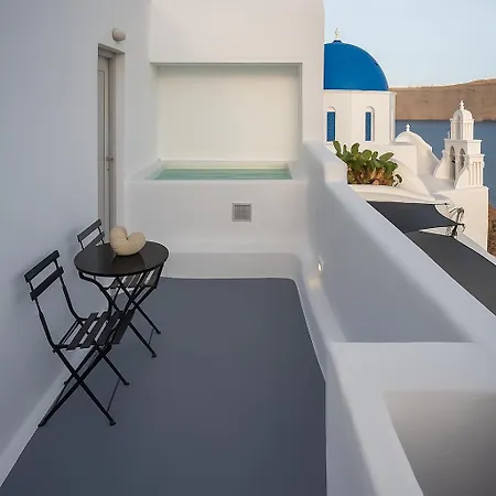 Three Domes - An Iconic Collection * Oia (Santorini)