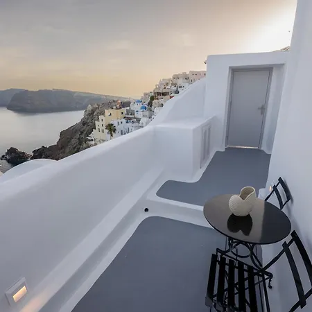 Three Domes - An Iconic Collection Oia