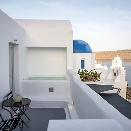 Three Domes - An Iconic Collection * Oia