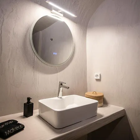 Three Domes - An Iconic Collection Ía