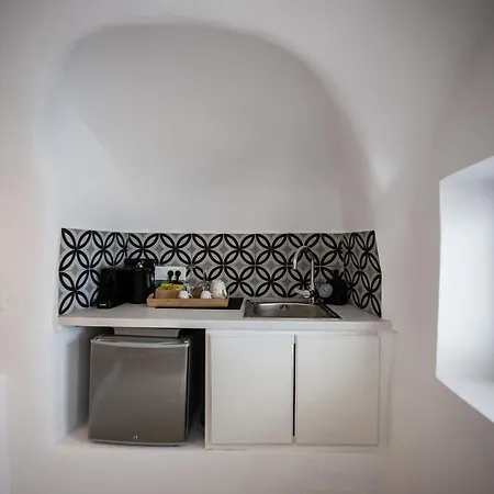 Three Domes - An Iconic Collection 이아